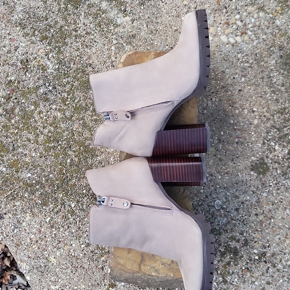 Gibson and Latimer Ankle Boot - Like New - Picture 5 of 6